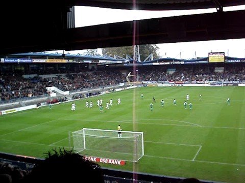 Frank Demouge heeft zojuist voor 1-0 gezorgd tijdens Willem II - Feyenoord op 19 oktober 2008. Het zou de enige treffer zijn van de middag.