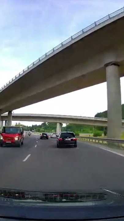 Neobvyklá jazda popod Strečno. Vodič vystrčil z okna auta ruku aj nohu
