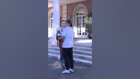 El polémico saludo de Carvajal a Pedro Sánchez