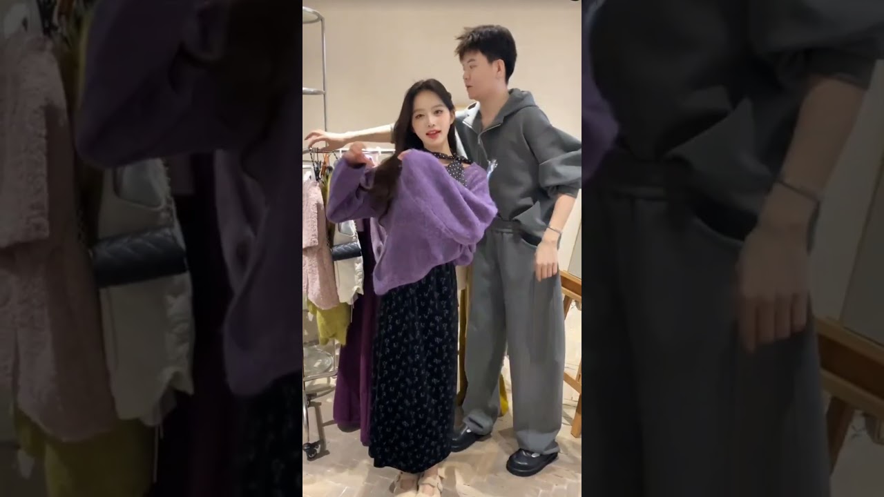 The soft autumn style of wearing a milky purple sweater is very 