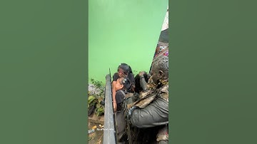 Ibu dan anak nya terperangkap di pojok sama kuda lumping