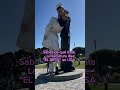 La escultura del beso en San diego #sandiego #lugaresconencanto #lugaresincreibles