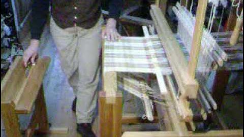 Re-attaching warp, part 1 of 2 - Vävstuga how-to, vintage mini-movie 2005