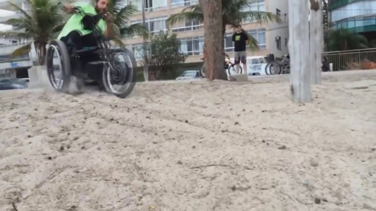 Felipe Kizu se divertindo com o KIT LIVRE®.