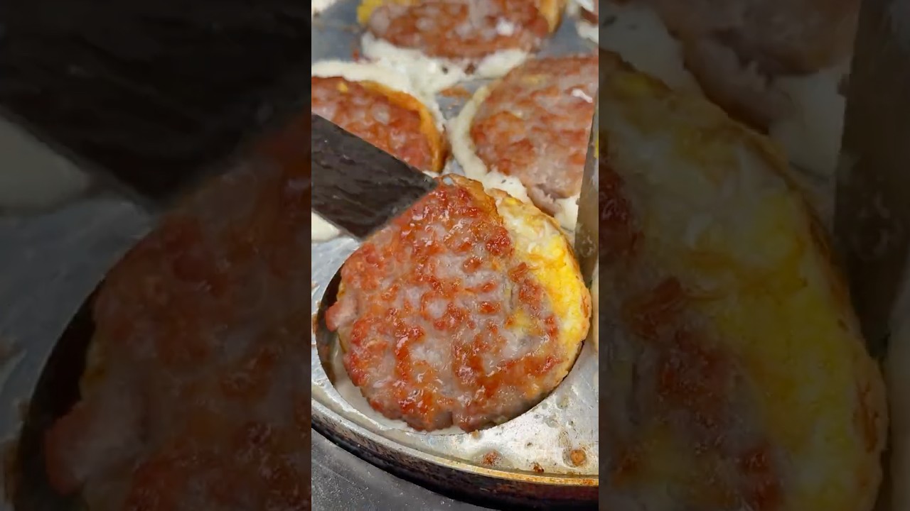 Китайская уличная еда &mdash; яичный хлеб с мясом / популярная китайская закуска на рынке