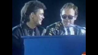 Download lagu Elton John Cliff Richards Leather Jackets and Slow Rivers http://eltonjohnjukebox.vilabol.uol.com.br