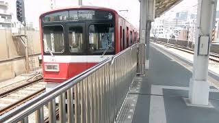 京急本線　鮫洲駅2番ホームから1500形普通が発車　1番ホームに1000形普通が発車