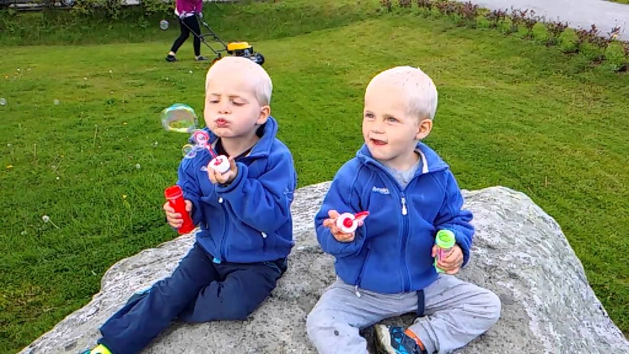 Adrian og Benjamin såpebobler