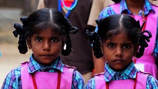 同じ学校に双子が50組以上　インドのある村の謎
