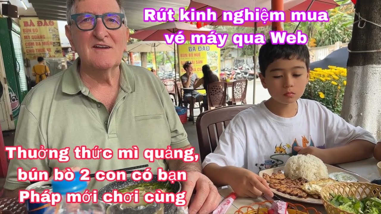 Thuởng thức mì quảng 2 con có bạn chơi cùng/ kinh nghiệm mua vé máy bay để không mất oan tiền 
