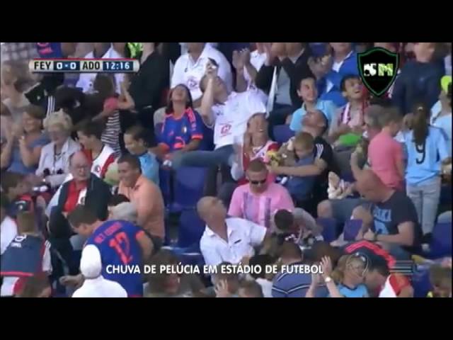 Torcedores holandeses fazem chover bichinhos de pelúcia para crianças  doentes durante jogo de futebol