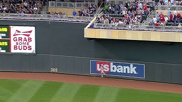 MIL@MIN: Aoki makes a nice leaping catch in the first
