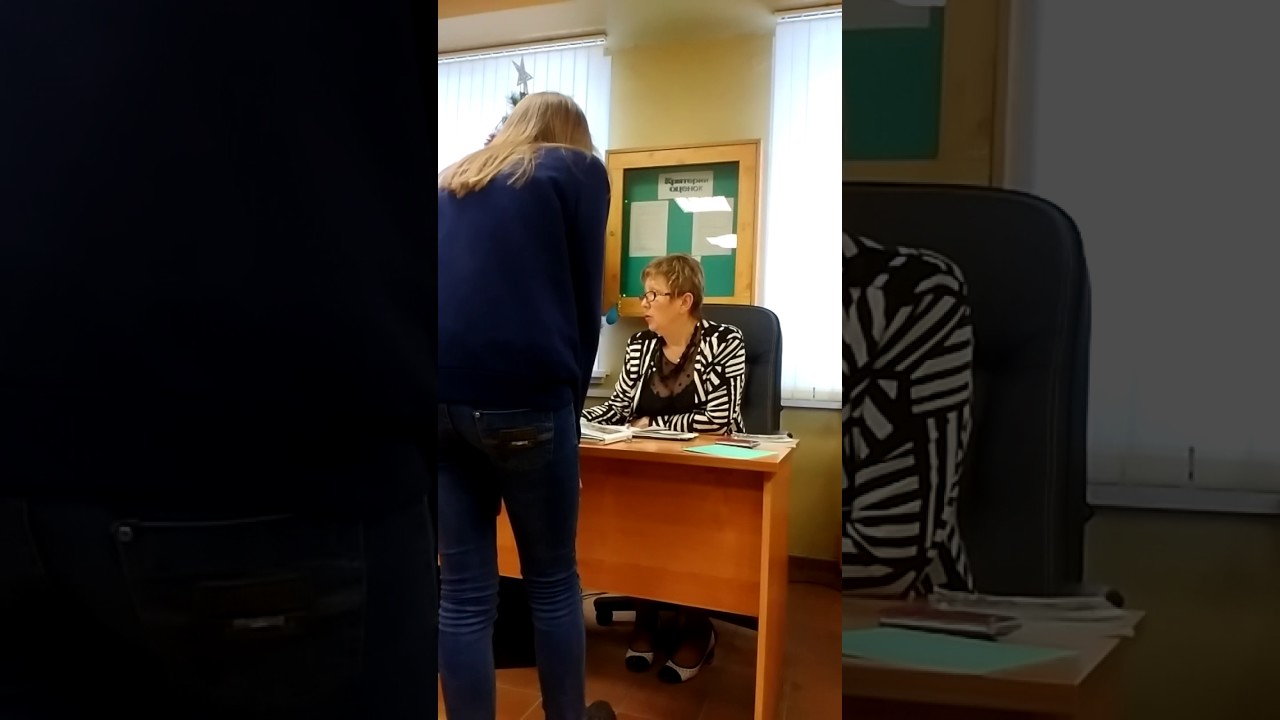 Училка без лифчика. Учитель без лифчика. Учительница просвечивает. У учителя видно лифчик. Соски учителя
