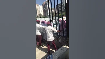 ضربو حارس الامن في المقبره 