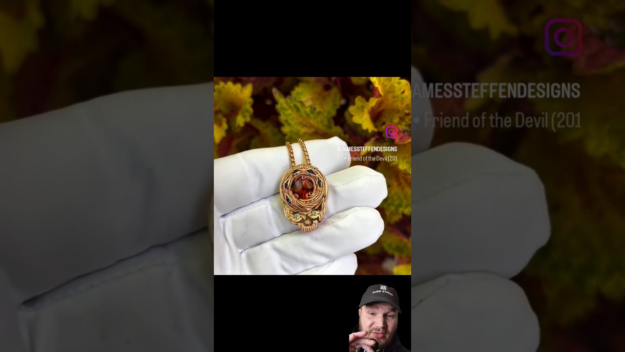 Мне очень нравится дизайн этого уникального кулона в виде черепа из солнечного камня от James Ste...