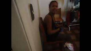 2 Março 2013 Leticia Mostrando Dedo Do Meio