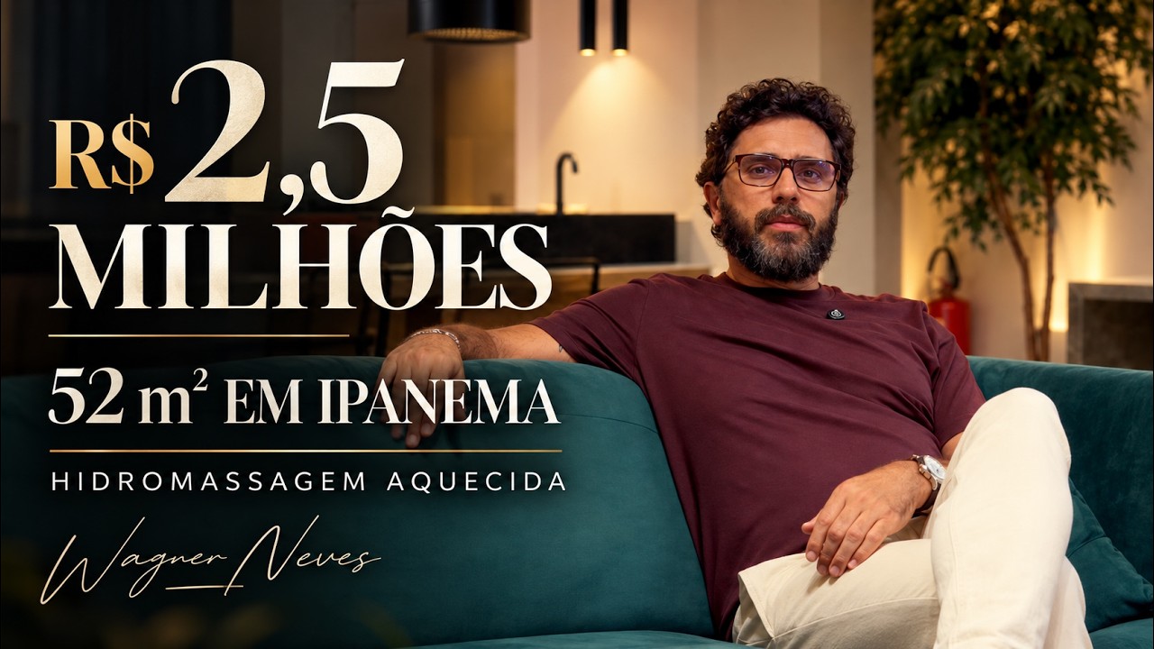 Retrato de Wagner Neves sentado em um sofá verde