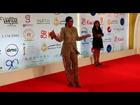 رقص انجي المقدم ببدله علي ريد كاربت مهرجان القاهره السينمائي