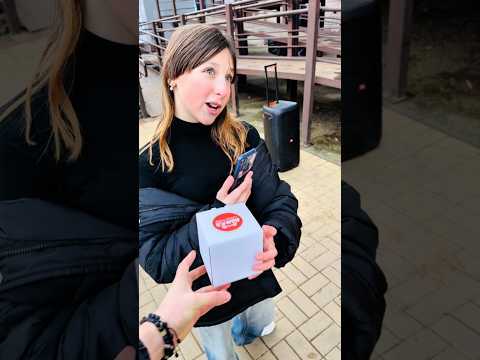 Что же внутри подарочной коробки, которую подготовила мама для девочки Ангелины на её день рождения