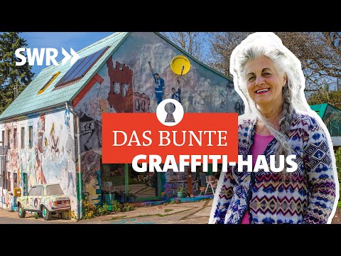 Video: Schönes Haus und Studio, das unter Bäumen und Ameisenhütern steht