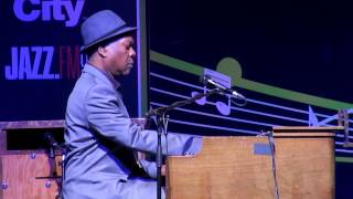 Miniatura de vídeo de "Booker T.  Jones - Hang 'em High - Live TD Toronto Jazz Festival 2015"