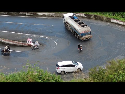 Video Tổng hợp những pha đổ đèo gay cấn của xe tải | xe bồn... - youtube