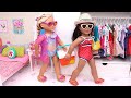 Sister dolls pack fun toys and swimwear to go to the beach! PLAY DOLLS organise for family trip