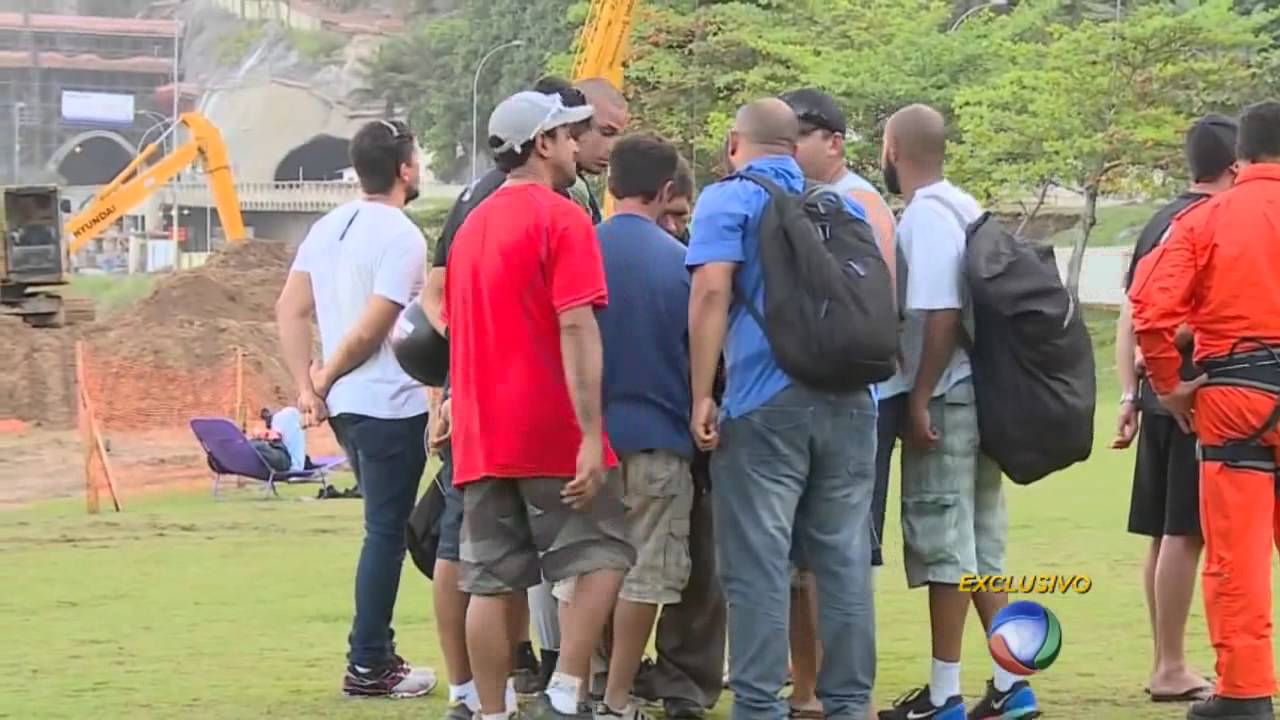 Vídeo: Homem cai de paraquedas em ponto turístico do Rio de Janeiro