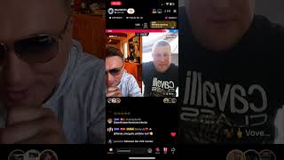 Du Parsiukai Rankenas Ciulpia.