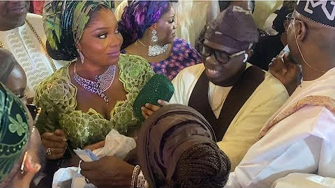 K1 DE ULTIMATE SPRAYS BUNDLES OF MONEY ON STAGE AS HE SERENADES SAIDAT & AZEEZ AT THEIR WEDDING