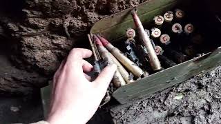 Повреждённый короб с лентой к пулемёты ДШК осколками 82 милиметровой мины
