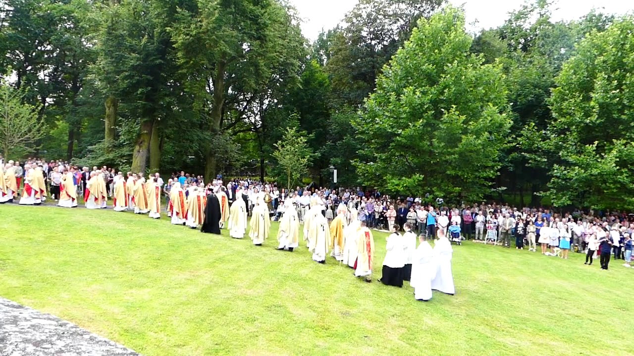 Odpust ku czci św. Jacka w Kamieniu Śląskim - procesja na wejście