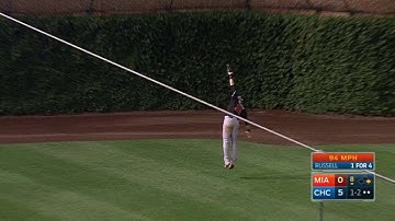 MIA@CHC: Yelich leaps to make catch on Russell in 8th