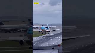McDonnell Douglas MD-11 Freighter Wild Crosswind Cargo Landing 😳✈️ #aircraft #iafplane #automobile