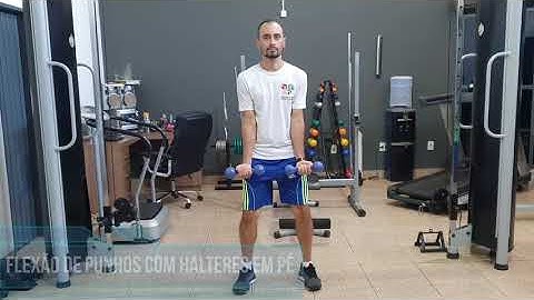 Flexão de punhos com halteres em pé