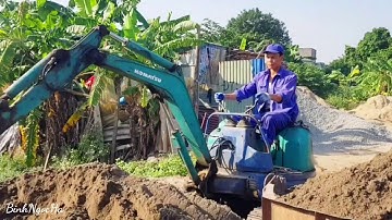 Máy xúc komatsu múc cát lên công nông ba bánh
