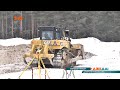 Зимовий ремонт: десяток робітників кидає асфальт у ями на заледенілій дорозі