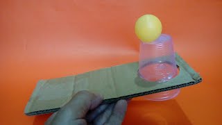 Como fazer um incrível jogo de lançamento de bolinhas ao copo | jogo reciclável muito fácil de fazer