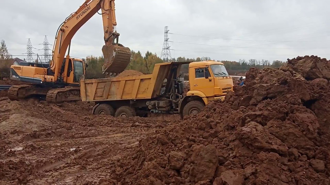 Камаз застрял в грязи Камаз застрял в грязи