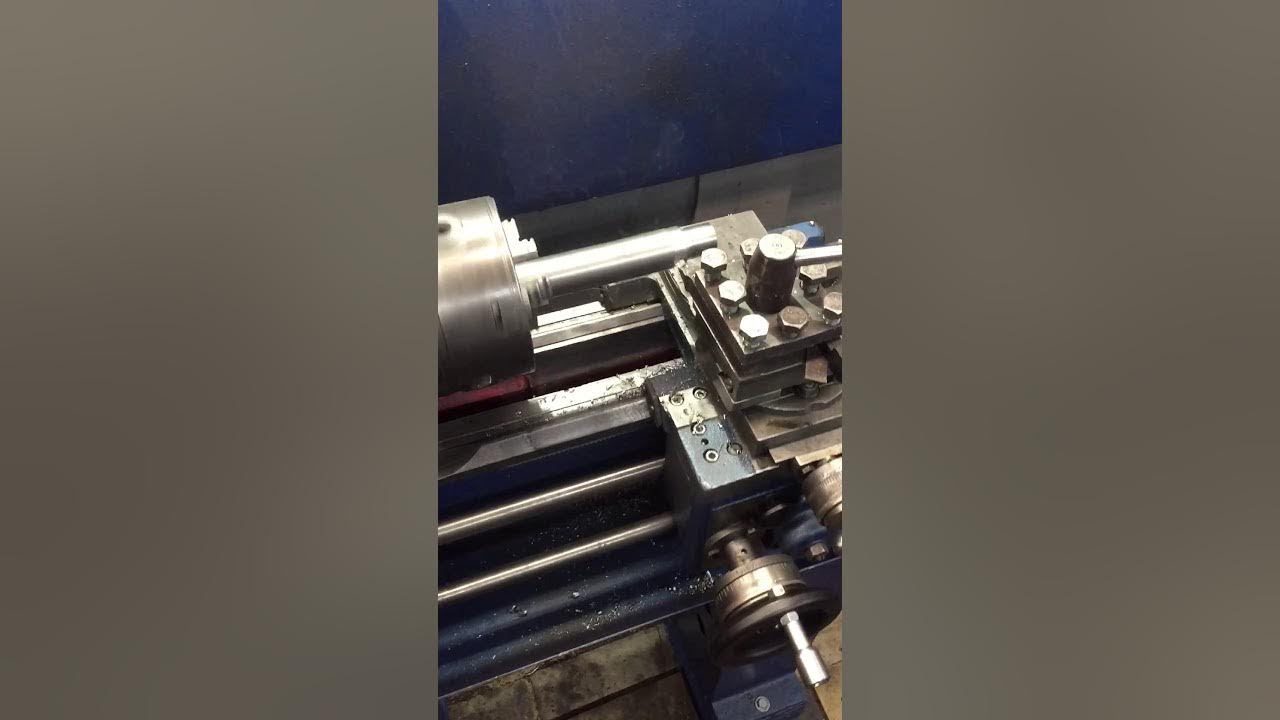 Точат валы. Червячный вал на токарном станке. Точат валы. Наплавка шеек коленвал 6g72. Станок для шлифования коленчатых валов.