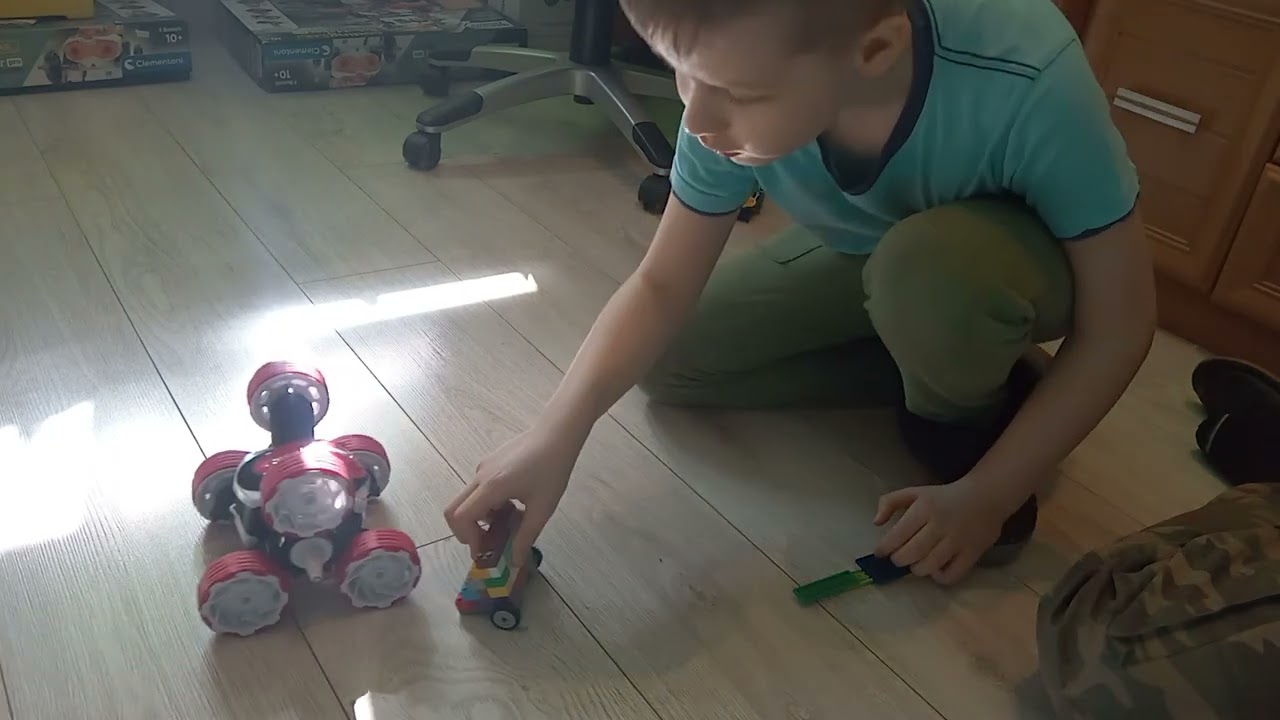 walki robotów odc 8 odkurzacz bojowy vs czerwony szybki robot