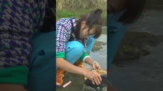 The Girl And The Giant Pearl Clam Formed An Unforgettable Friendship