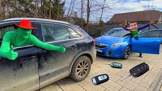 Mr. Joe found Car Keys in Exhaust Pipe VS Green Man on Opel Insignia VS Audi Q3 13+