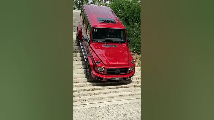 G-CLASS DRIVES DOWN THE STAIRS - 天天要闻