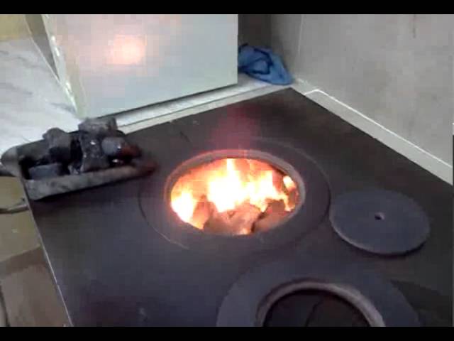 Como encender una bilbaina (cocina de carbón) - YouTube