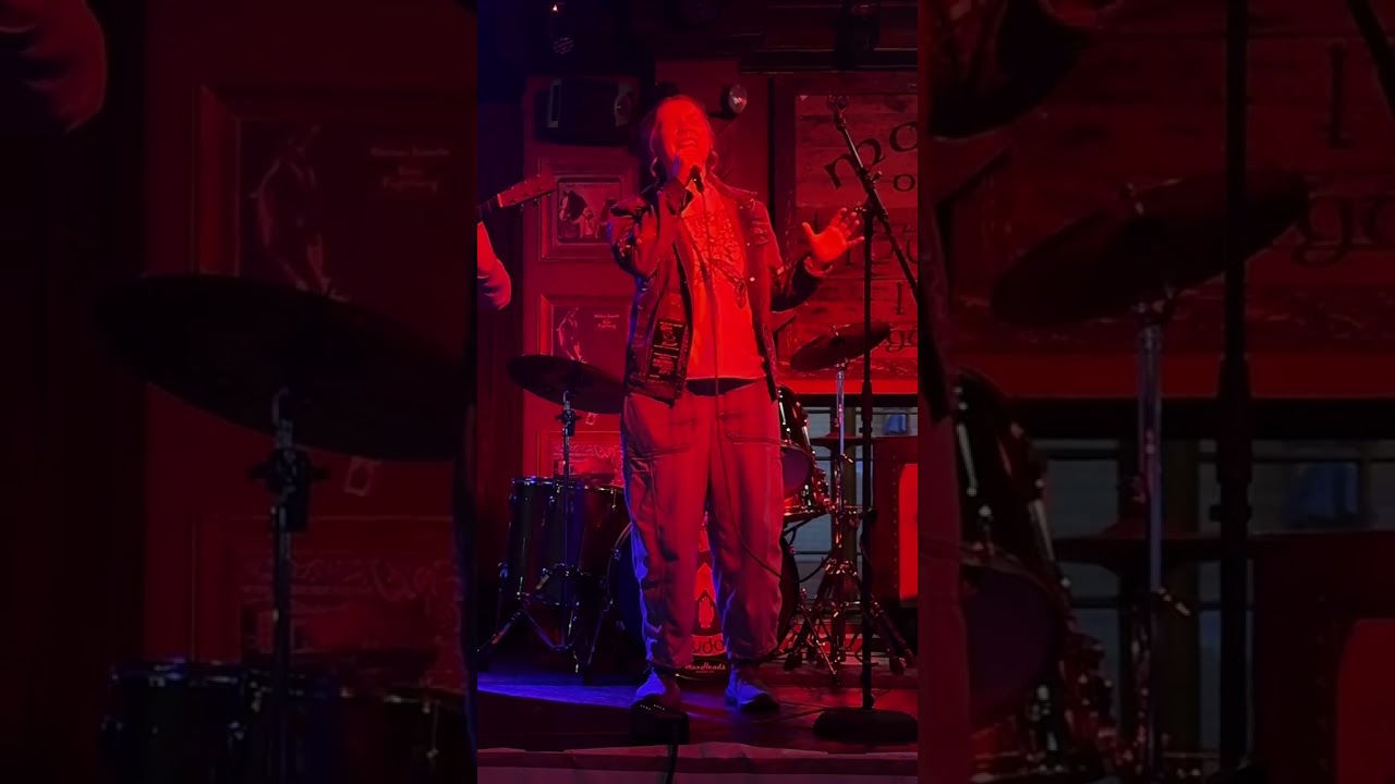 The Performance Anxiety Diaries: Singing "Dive" at an open mic! 