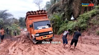 Download Lagu EVAKUASI GAGAL TOTAL ‼️ Situasi Panik Truk Sawit 20 Ton Ambles Tertanam Lumpur MP3