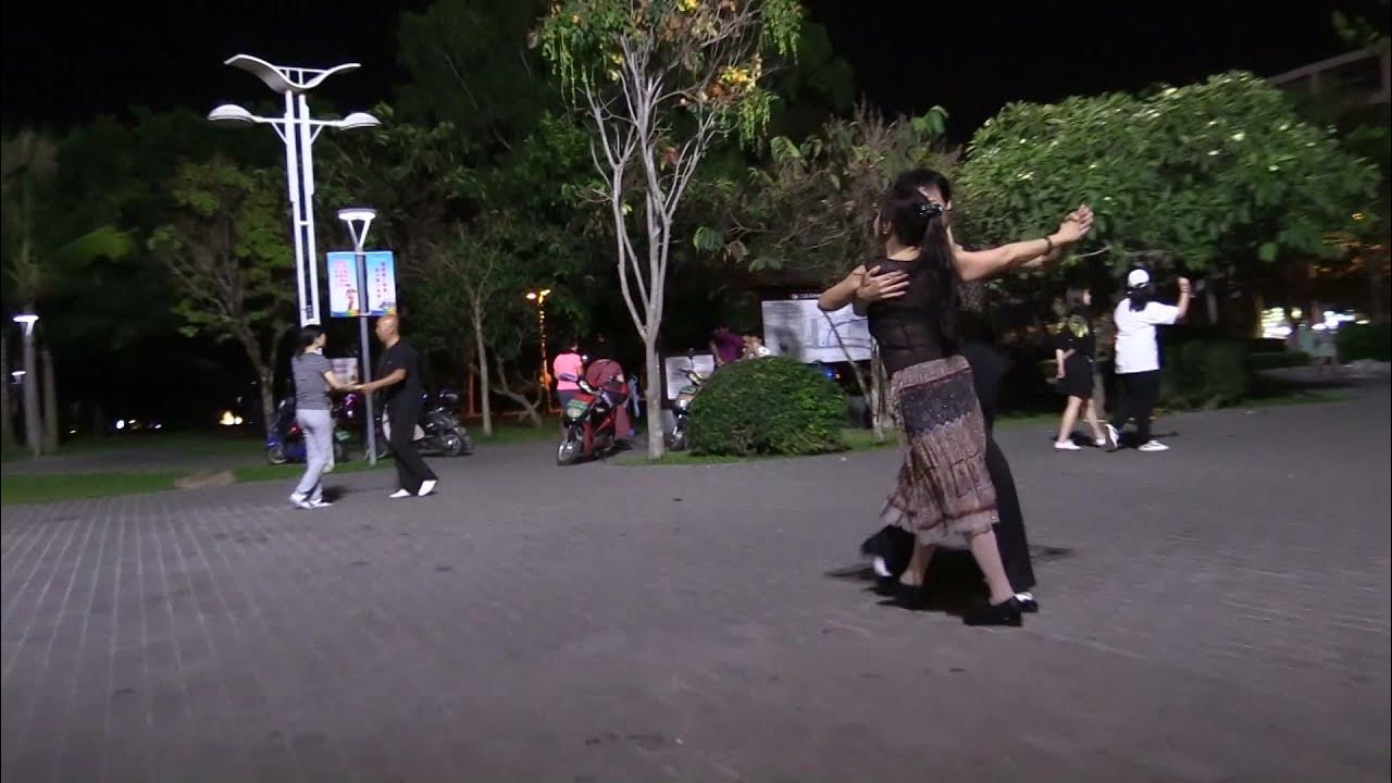 Танцы иностранцев. Танцы в парке китай. вечерние танцы в парках китая. танцы в санья вечером китай. китайские танцы по вечерам.