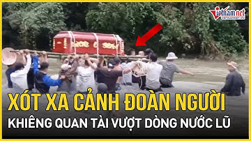 Nghệ An: Xót xa cảnh đoàn người khiêng quan tài vượt dòng nước lũ mai táng cho người thân