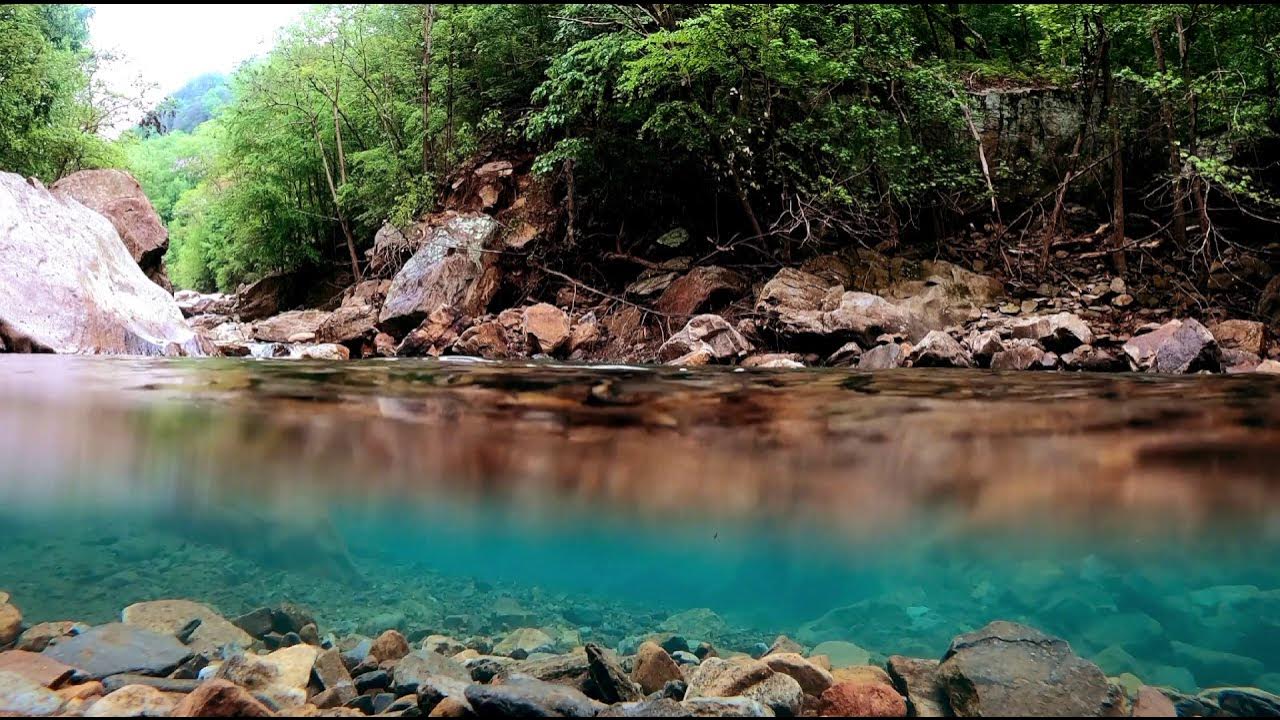 Вода ручей. Красивые горы вдали. Видео природы 4. Озеро морейн канада закат. Видео природы 4.